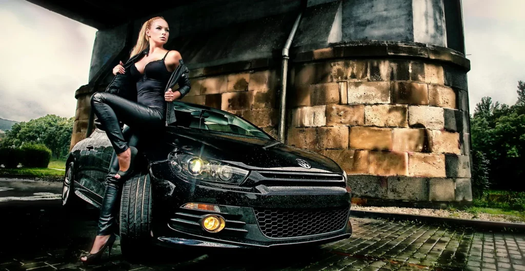 Profi modelingová fotografie modelky s autem