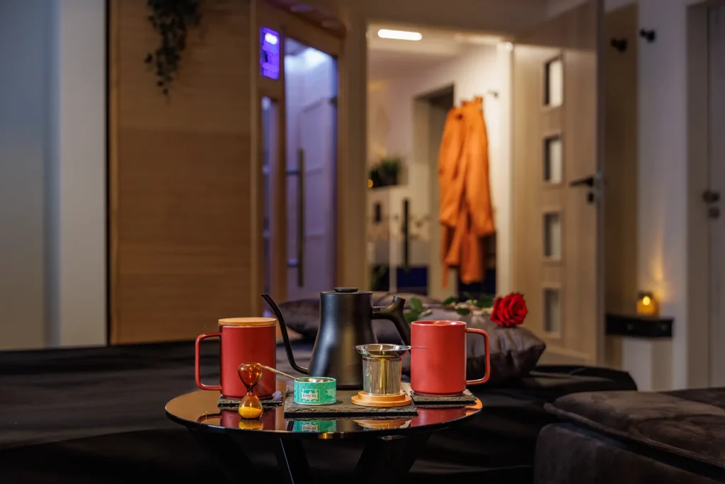Detailní reklamní fotografie wellness atmosféry se saunou v pozadí