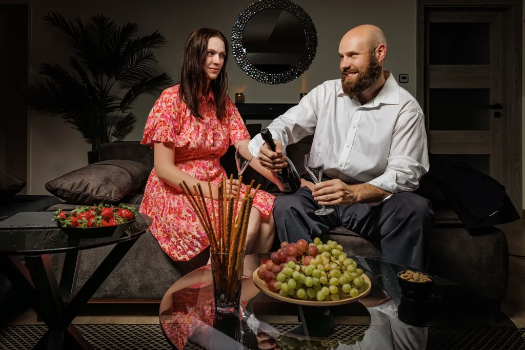 Reklamní wellness fotografie páru v privátním lounge prostoru