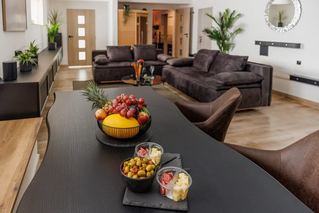 Fotografie wellness lounge prostoru s občerstvením pro webovou prezentaci