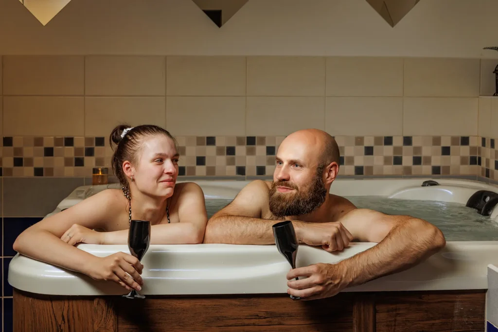 Wellness fotografie páru ve vířivce pro reklamní použití