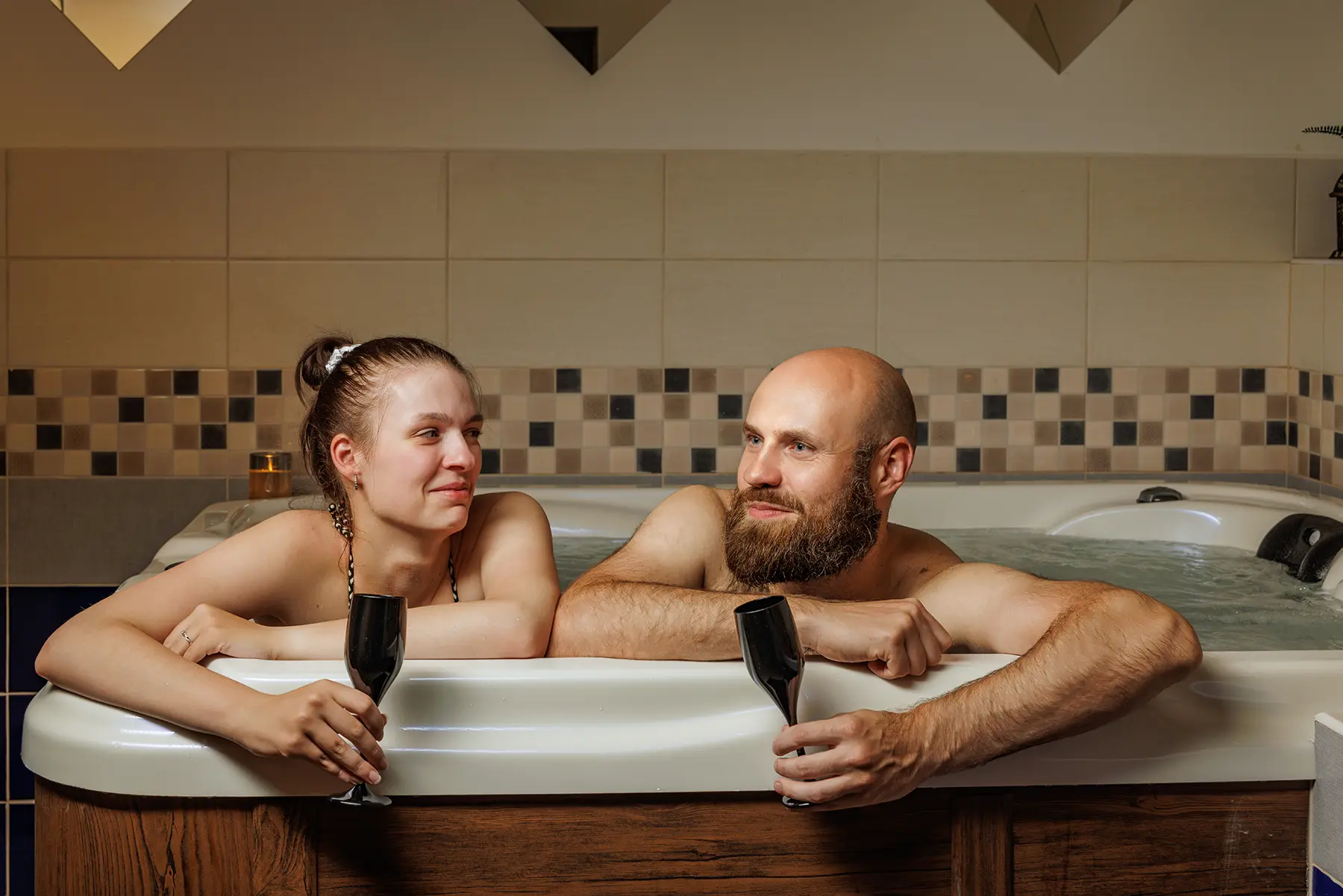 Wellness fotografie vířivky Wellness fotografie páru ve vířivce pro reklamní použití