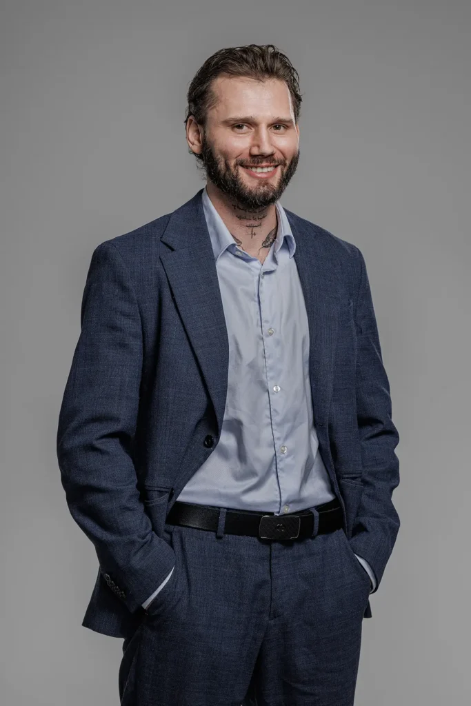 Business portr&eacute;t Martina Kramla v modr&eacute;m obleku pro firemn&iacute; web KOVIS SYSTEM