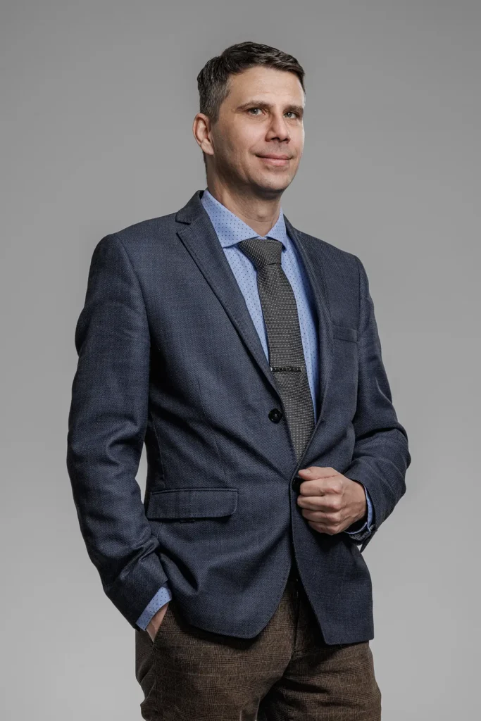 Business portr&eacute;t Milana Kortana v obleku pro firemn&iacute; web KOVIS SYSTEM