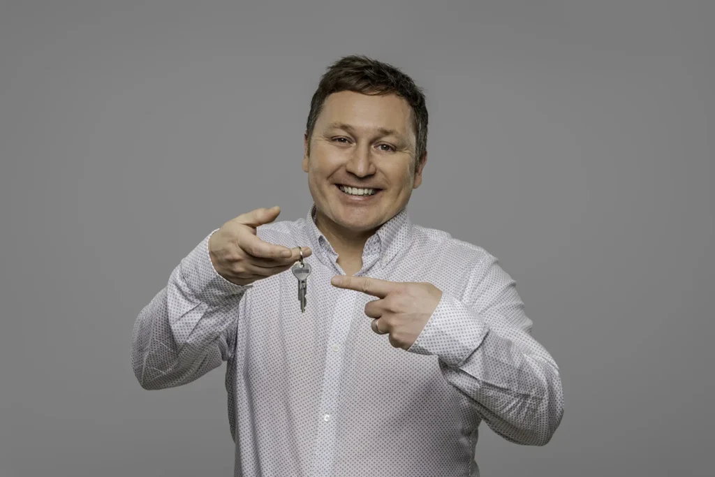 Muž ukazuje skutečný klíč při reklamním focení pro KOVIS SYSTEM