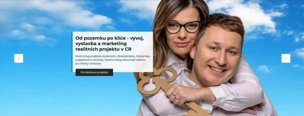 Reklamn&iacute; fotografie dvojice s kl&iacute;čem v hlavn&iacute;m slideru webu KOVIS SYSTEM