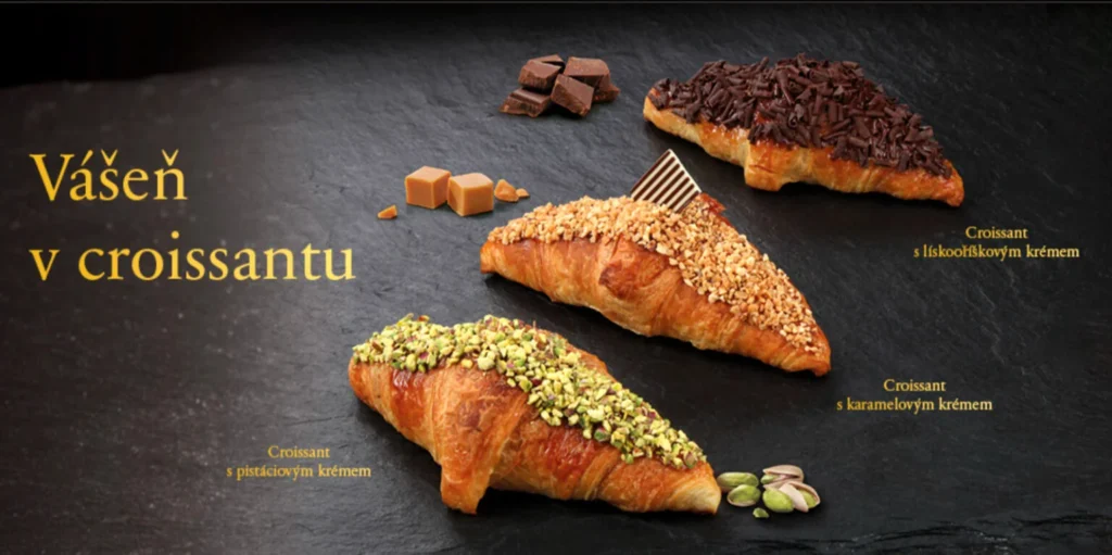 Reklamn&iacute; vizu&aacute;l se třemi croissanty s pist&aacute;ciov&yacute;m, karamelov&yacute;m a l&iacute;skooř&iacute;&scaron;kov&yacute;m kr&eacute;mem