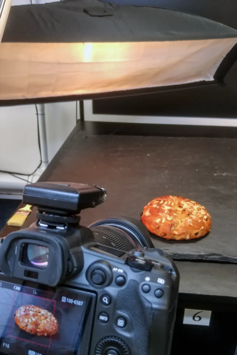 Fotoaparát při fotografování pečiva v mobilním studiu v provozovně PAUL